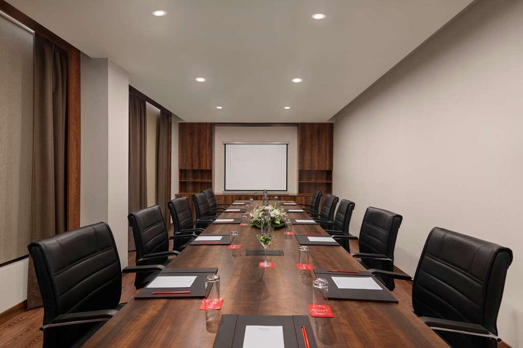 Отель Ramada By Wyndham New Delhi Pitampura Удобства фото