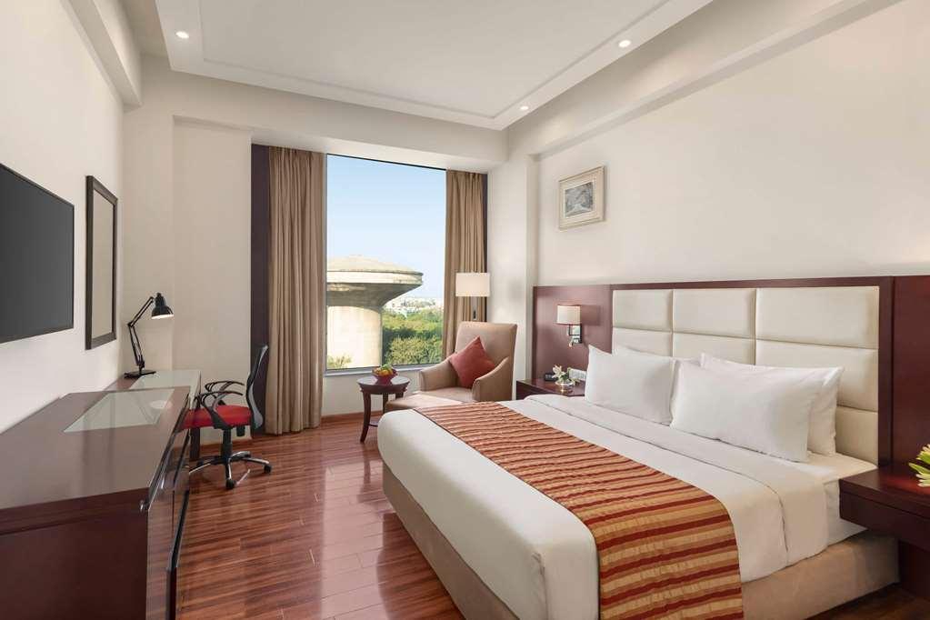 Отель Ramada By Wyndham New Delhi Pitampura Номер фото
