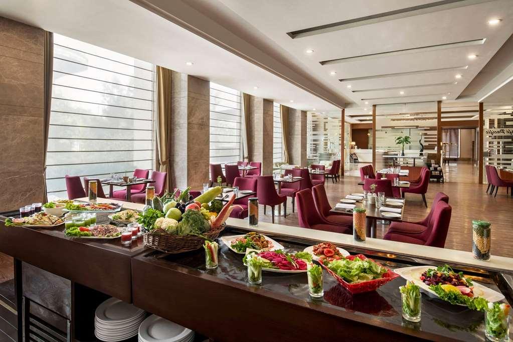 Отель Ramada By Wyndham New Delhi Pitampura Ресторан фото