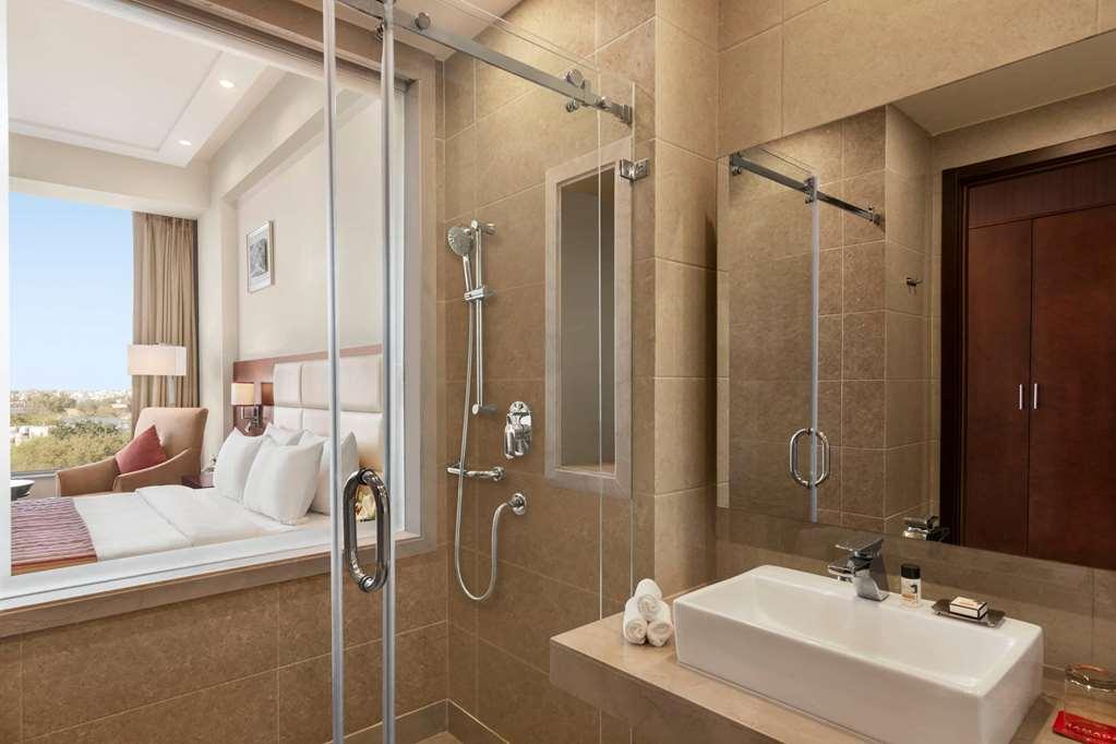 Отель Ramada By Wyndham New Delhi Pitampura Экстерьер фото