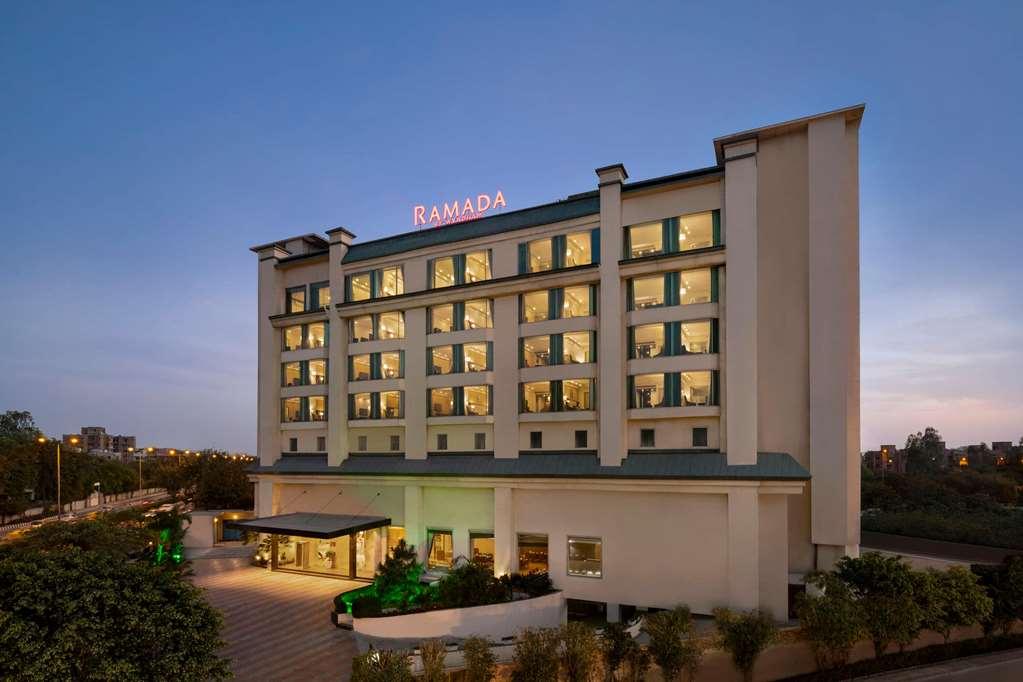 Отель Ramada By Wyndham New Delhi Pitampura Экстерьер фото