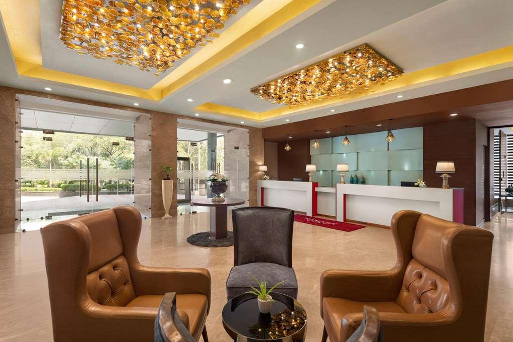 Отель Ramada By Wyndham New Delhi Pitampura Интерьер фото